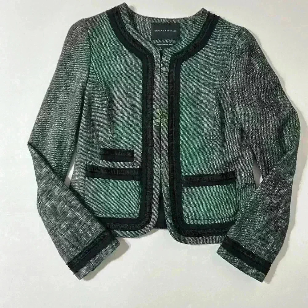Banana Republic Italian Fabric Textured Black Gray
Tweed Blazer size 10